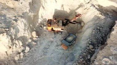 Buldozer kazıcı kamyonu çok çalışıyor.