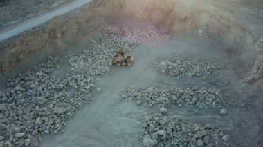 Iş yerinde makine çok opencast madencilik ocağı havadan görünümü - yukarıdan görünümü. Bu alan bakır, gümüş, altın ve diğer mineraller için çıkarıldı
