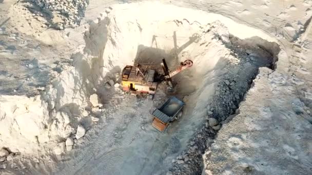 Machines working at gravel pit, truck in the quarry — Vídeo de stock