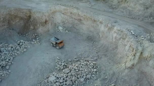 Machines working at gravel pit, truck in the quarry — Vídeo de Stock
