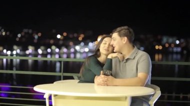 Sevgililer Günü 'ne aşık romantik bir çift kafede eğleniyor.
