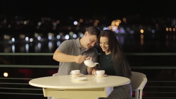 Romantický pár baví v kavárně, zamilovaný do Valentýna — Stock video