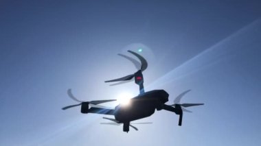 Gökyüzünde uçan bir uçak, küçük bir kuadkopter