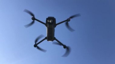 Gökyüzünde uçan bir uçak, küçük bir kuadkopter