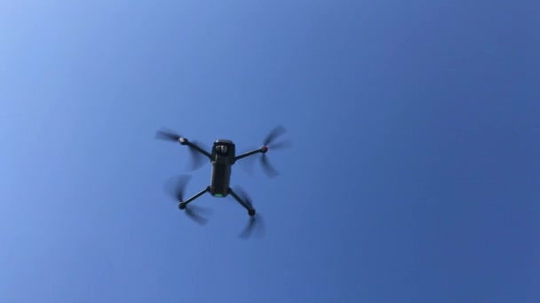 Drohne fliegt gegen blauen Himmel. 4k-Video — Stockvideo