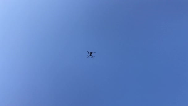 Drone flying against blue sky. 4k video — Wideo stockowe