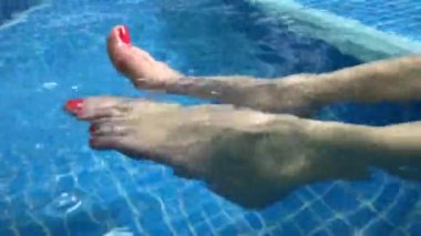 Havuzdaki kızların bacakları, rahatla.