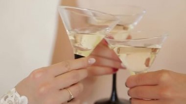 Kızlar martini içer, kadeh kaldırır.