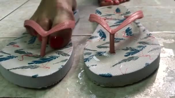 Chanclas en cubierta de madera sobre fondo de agua — Vídeo de stock