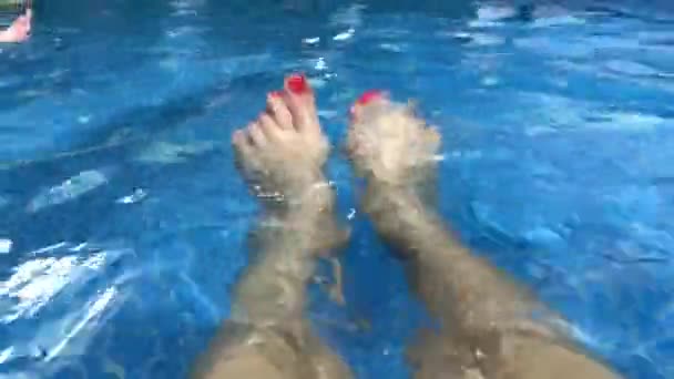 Beine von Mädchen im Pool, entspannen — Stockvideo