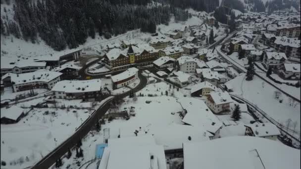 View of a small town in Switzerland, covered with snow in winter — Wideo stockowe