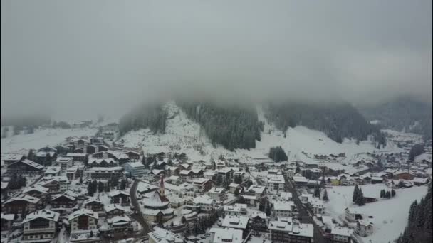 Blick auf eine kleine Stadt in der Schweiz, die im Winter mit Schnee bedeckt ist — Stockvideo