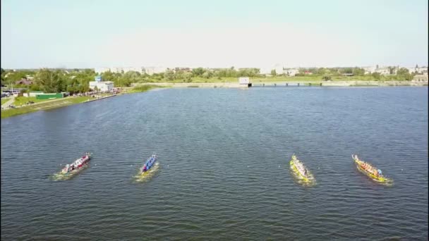 Close up of a mens rowing team at the beginning of their race. — Stock video