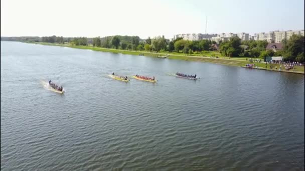 Close up of a mens rowing team at the beginning of their race. — Stock videók