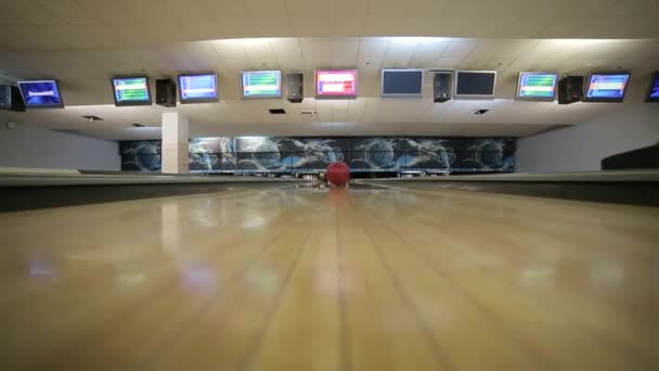 Amici che amano il bowling ricreativo al club — Video Stock