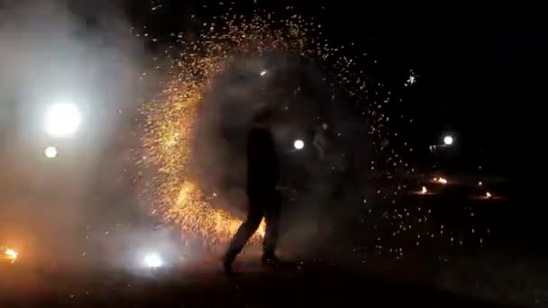 Fire show amazing at night. Night fire show — Vídeo de Stock