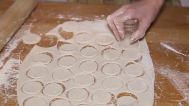 Kız hamur ve köfteden et yapıyor.