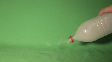 Marihuana iç, şişede iç, yeşil arka plan, krom anahtar.