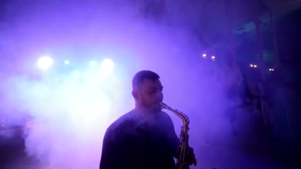 Playing alto saxophone on a gig, playing the saxophone, jazz, music — Videoclip de stoc