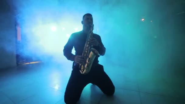 Играть на альт-саксофоне на концерте, играть на саксофоне, джазе, музыке — стоковое видео