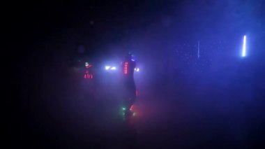 Lazer gösterisi gösterisi, LED lambalı dansçılar, çok güzel bir gece kulübü partisi..