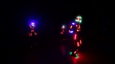 Lazer gösterisi gösterisi, Led Lambalı dansçılar, çok güzel bir gece kulübü partisi..