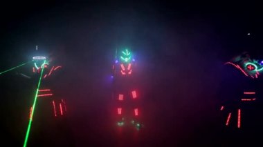 Lazer gösterisi gösterisi, Led Lambalı dansçılar, çok güzel bir gece kulübü partisi..