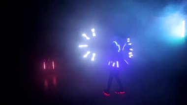 Lazer gösterisi gösterisi, LED lambalı dansçılar, çok güzel bir gece kulübü partisi..