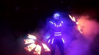 Lazer gösterisi gösterisi, LED lambalı dansçılar, çok güzel bir gece kulübü partisi..