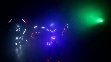 Lazer gösterisi gösterisi, Led Lambalı dansçılar, çok güzel bir gece kulübü partisi..