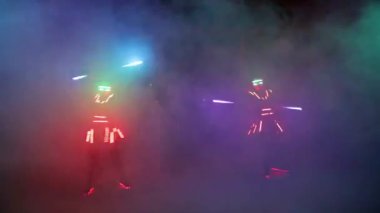 Lazer gösterisi gösterisi, Led Lambalı dansçılar, çok güzel bir gece kulübü partisi..