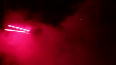 Lazer gösterisi gösterisi, Led Lambalı dansçılar, çok güzel bir gece kulübü partisi..