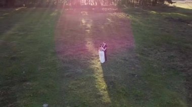 Vurgulama dron doğada düğün çift fotoğraf çekmek