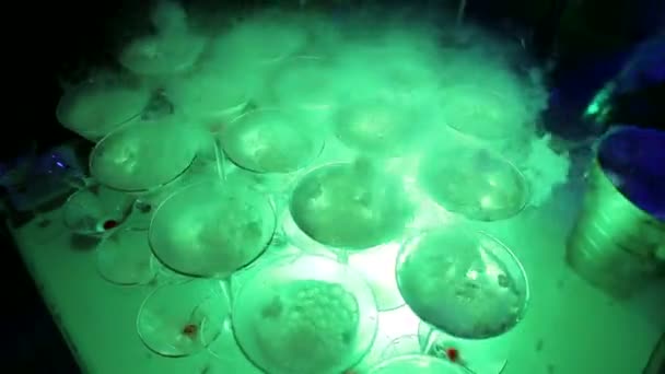 Champagne from cherry and steam with dry ice, champagne with smoke — Stockvideo