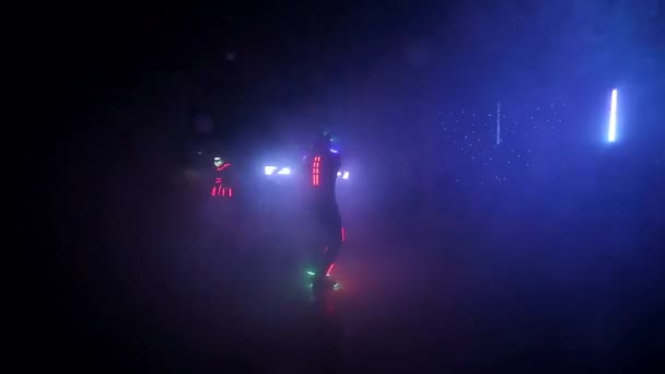 Laser show performance, tanečníci v LED oblecích s LED lampou, velmi krásná noční klubová párty. — Stock video