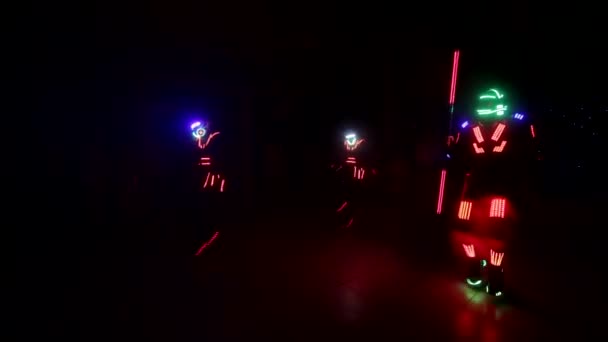 Laser show performance, dancers in led suits with LED lamp, very beautiful night club party. — Vídeo de stock