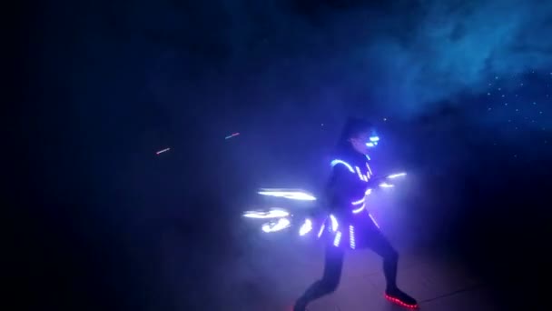Występ laserowy, tancerze w garniturach z lampą LED, bardzo piękna impreza klubowa. — Wideo stockowe