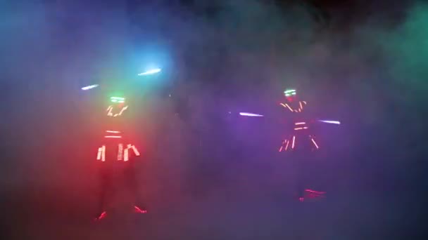 Лазерное шоу, танцоры в костюмах со светодиодной лампой, очень красивая вечеринка в ночном клубе . — стоковое видео