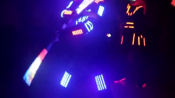 Desempenho de show a laser, dançarinos em ternos led com lâmpada LED, festa de boate muito bonita. — Vídeo de Stock