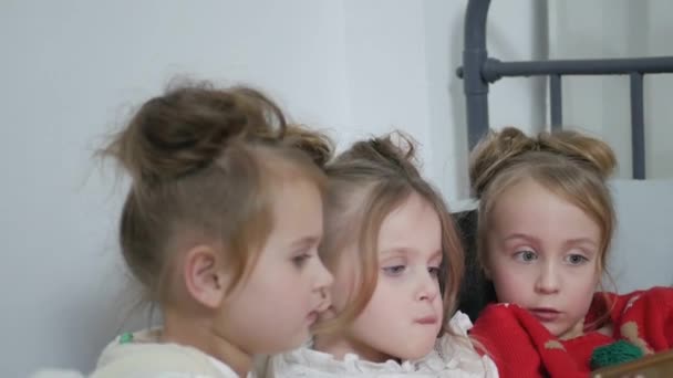 Barndom, teknik och familjen koncept - små barn med tablet pc-dator och smartphones i sängen hemma — Stockvideo