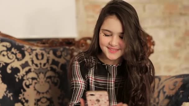 Adolescenta este îngrijorată vorbind pe un smartphone — Videoclip de stoc