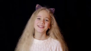 başparmak yukarı işareti - siyah arka plan üzerine vererek mutlu gençler