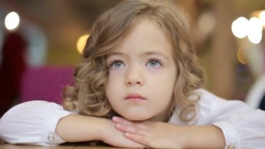 Gülen şirin kız portresi