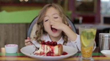 Beyaz masa saklanıyor ve lezzetli pasta arıyorsunuz komik küçük kız