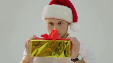 oğlan santa şapka içinde Noel hediyesi. Xmas önce sabah. teslimat Noel hediyeleri. mutlu Noel Baba adam. Online Noel alışveriş. Ağaç ve hediyeler ile yeni yıl sahne. Kış tatil satış.