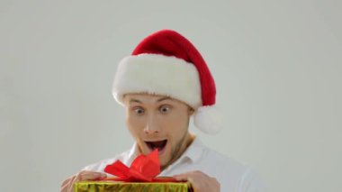 oğlan santa şapka içinde Noel hediyesi. Xmas önce sabah. teslimat Noel hediyeleri. mutlu Noel Baba adam. Online Noel alışveriş. Ağaç ve hediyeler ile yeni yıl sahne. Kış tatil satış.