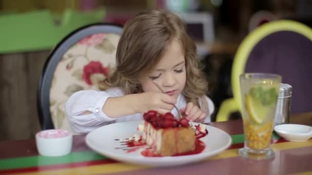 Молодая девушка на день рождения с тортом. Снимок студии — стоковое видео