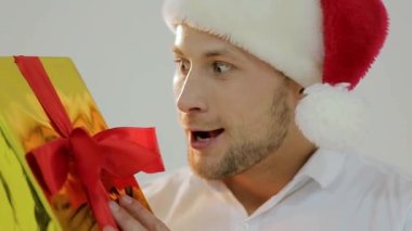 oğlan santa şapka içinde Noel hediyesi. Xmas önce sabah. teslimat Noel hediyeleri. mutlu Noel Baba adam. Online Noel alışveriş. Ağaç ve hediyeler ile yeni yıl sahne. Kış tatil satış.