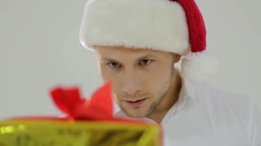 oğlan santa şapka içinde Noel hediyesi. Xmas önce sabah. teslimat Noel hediyeleri. mutlu Noel Baba adam. Online Noel alışveriş. Ağaç ve hediyeler ile yeni yıl sahne. Kış tatil satış.