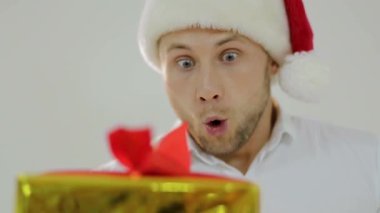 Noel satış konsepti. Küçük bir alışveriş arabası tutan mutlu noel adamı, noel hediyesi, izole edilmiş. Uzayı kopyala Yeni yıl tatili. Kış satışları. Noel Baba şapkalı gülümseyen adam alışveriş sepetiyle